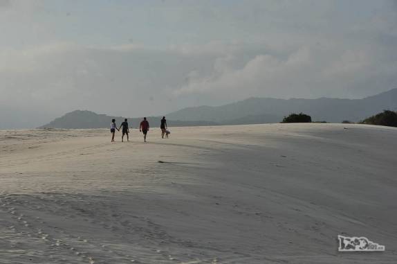 Caminhando nas dunas da praia da Joaquina, em Florianópolis, em Santa Catarina